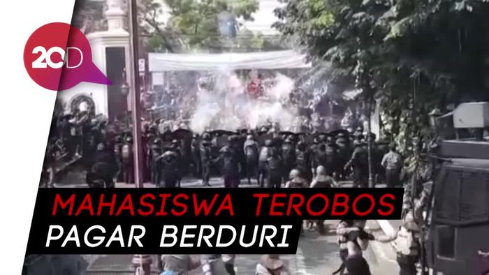 Demo Mahasiswa di Solo Memanas, Polisi Tembakkan Gas Air Mata