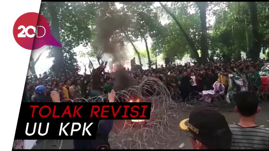 Mahasiswa Medan Bakar Ban dan Goyang Kawat Berduri di DPRD Sumut