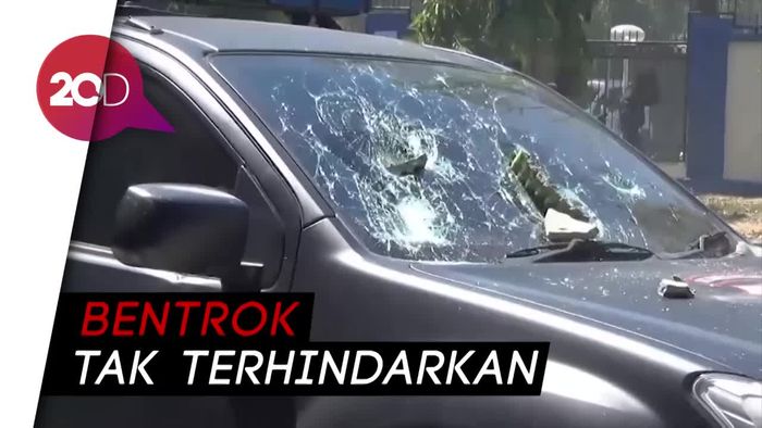 Detik-detik Mahasiswa Rusak Mobil Polisi di Makassar