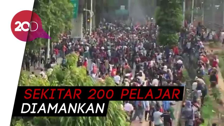 Aksi Aliansi Pelajar Ricuh di Belakang Gedung DPR