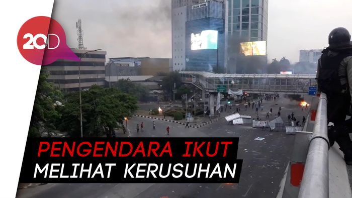 Demo Pelajar Meluber ke Tol Slipi, Pengendara Tak Berani Lewat