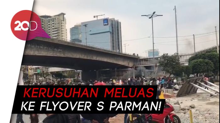 Kericuhan Meluas ke Flyover Slipi!