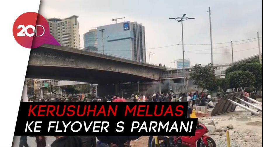 Kericuhan Meluas ke Flyover Slipi!