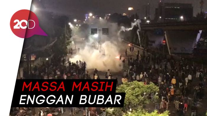 Ricuh di Simpang Slipi, Petasan Dibalas Gas Air Mata