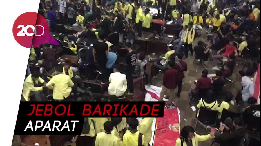 Demo Berujung Anarkistis, Massa Acak-acak Ruang Sidang DPRD Sumbar
