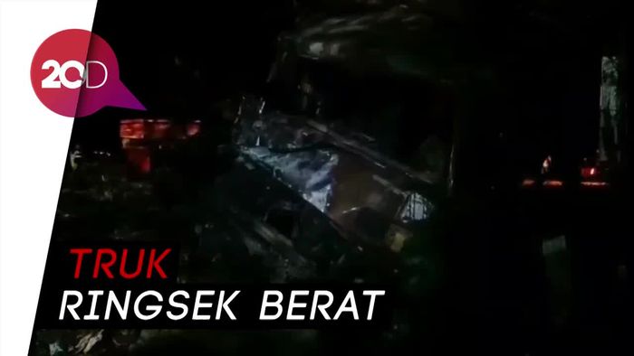 Tegang! Truk Nyungsep Sungai, Sopir Kejepit Dievakuasi Pakai Alat Potong