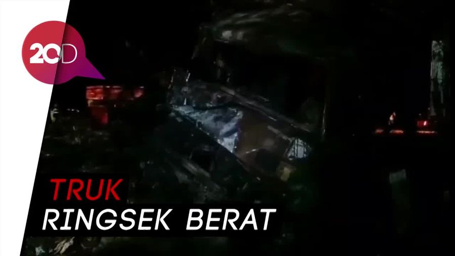 Tegang! Truk Nyungsep Sungai, Sopir Kejepit Dievakuasi Pakai Alat Potong