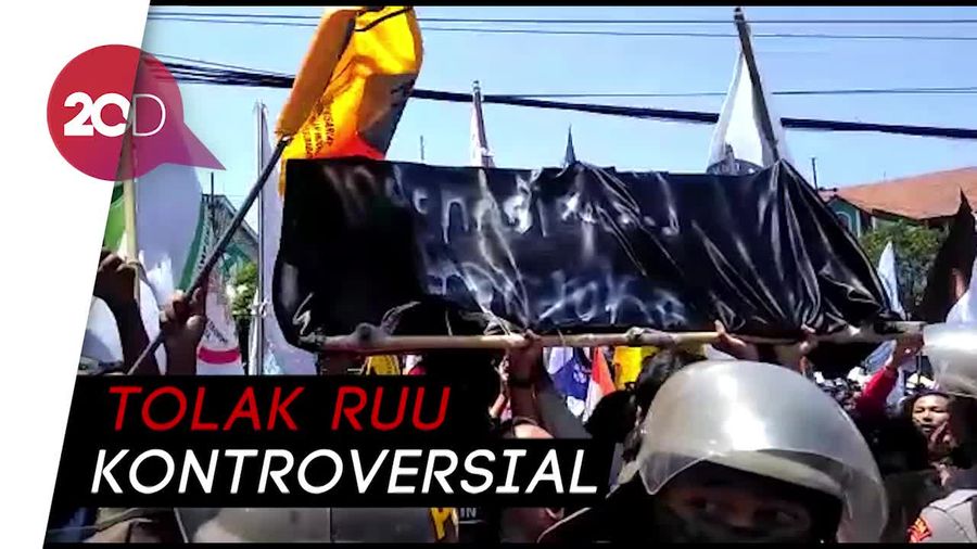 Demo di Depan Gedung DPRD Jatim, Mahasiswa Paksa Terobos Barikade
