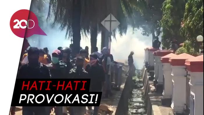 Unjuk Rasa di Kendari Ricuh, Gedung DPRD DIlempari Batu