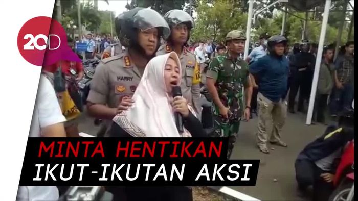 Momen Ibu Pelajar yang Demo Merintih Agar Anaknya Pulang