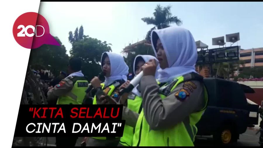 Lantunan Asmaul Husna dari Polwan Surabaya Sambut Para Demonstran