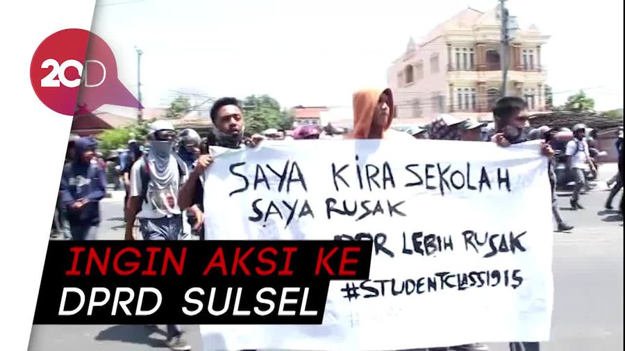 Pelajar Demo Bawa Kayu dan Bambu Diadang Polisi