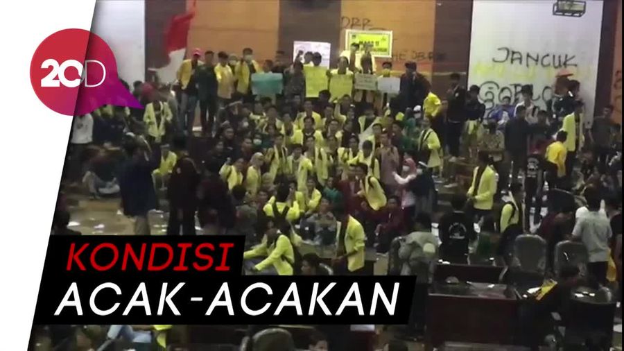 Potret Ruang Sidang DPRD Sumbar yang Porak-poranda karena Pendemo