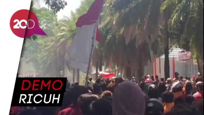 Pos Polisi di Kendari Dibakar Massa