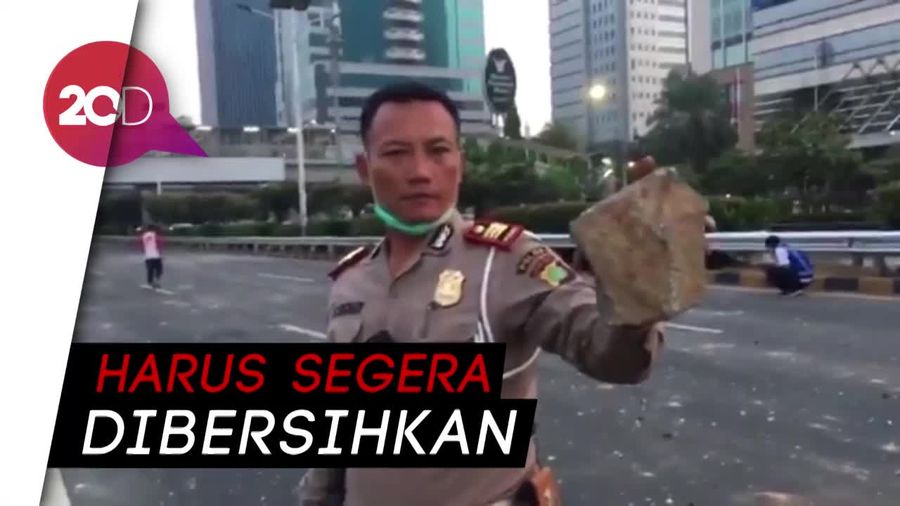 Bahaya! Batu-batu Sisa Demo Rusuh Berserakan di Tol