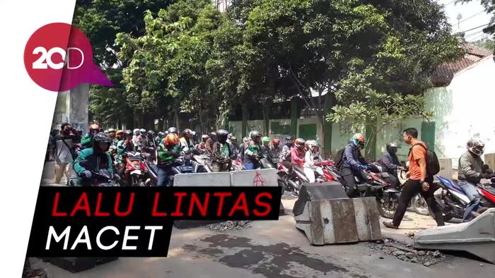 Jalan Gelora Dipasangi Barier, Warga Memaksa Masuk
