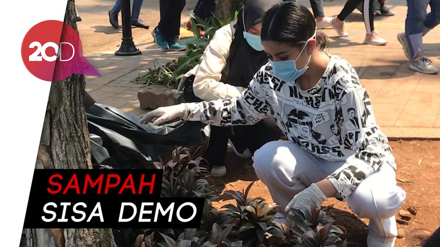Awkarin Pimpin Aksi Pungut Sampah di Depan Gedung DPR