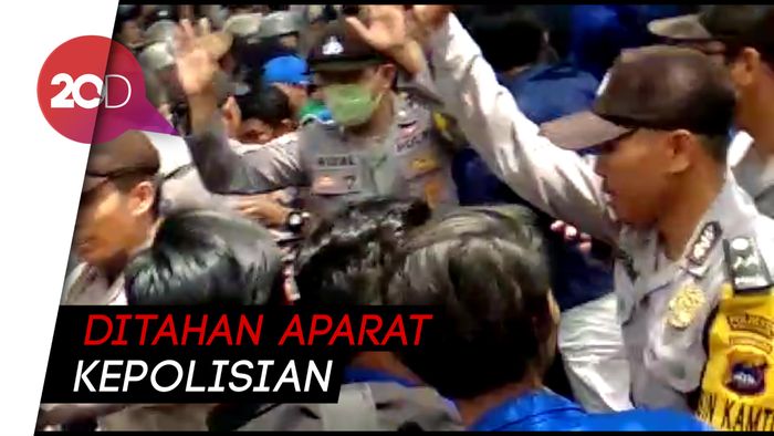 Ricuh! Saat Mahasiswa Terobos Masuk Gedung DPRD Kalsel