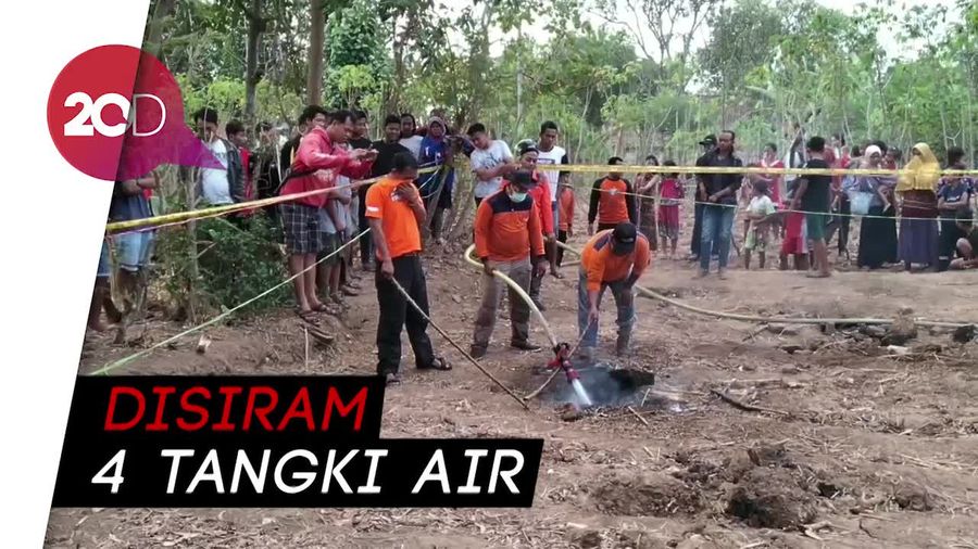 BPBD Padamkan Rekahan Tanah Berapi di Ponorogo