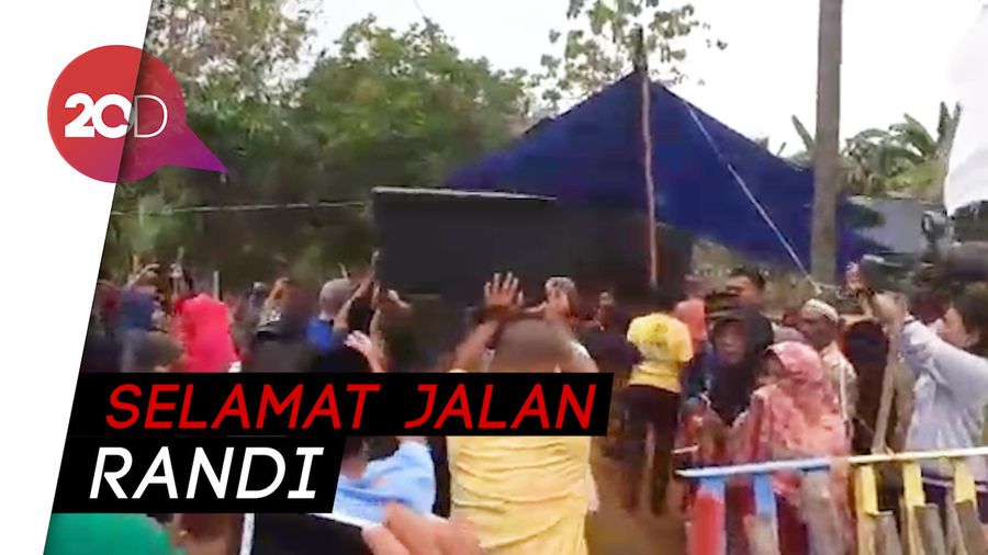 Isak Tangis Iringi Pemakaman Randi di Rumah Duka