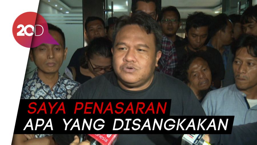 Meski Telah Dipulangkan, Aktivis Dandhy Laksono Bersatus Tersangka