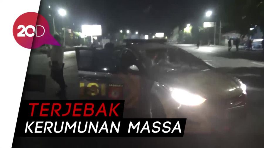 Demo Rusuh di Makassar, Mobil Patroli Polisi Ringsek Ditimpuk Batu