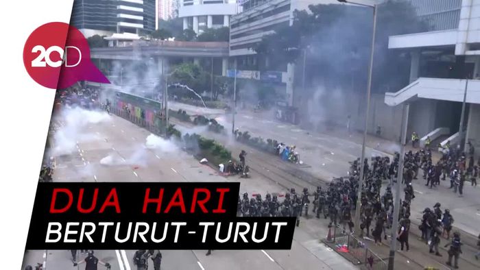 Panas! Bentrok Polisi dengan Pendemo di Hong Kong