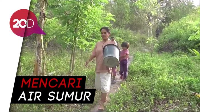 Warga Polman Berjalan Sejauh 2 Kilometer Demi Air
