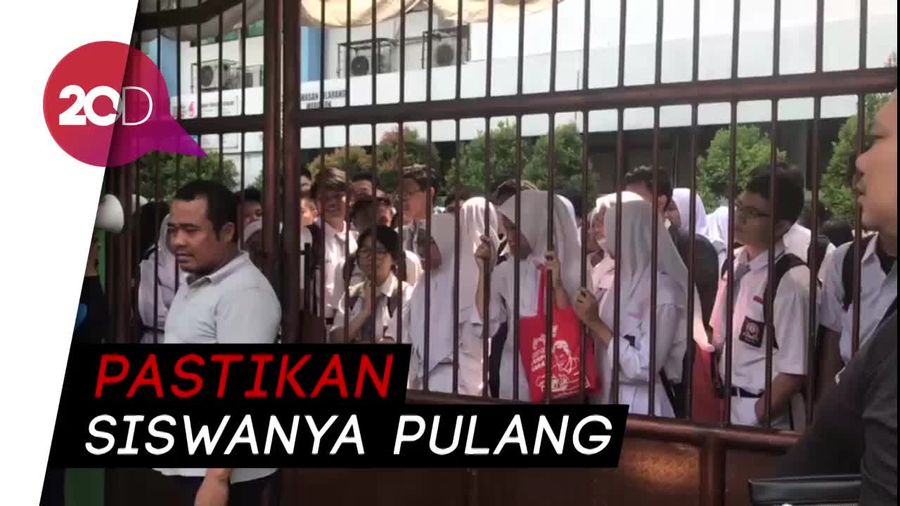 Siswa-siswi SMAN 24 Jakarta Pulang Dikawal Guru