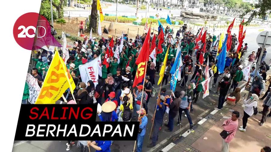 Massa Demo di Kawasan Patung Kuda dengan Tuntutan Berbeda
