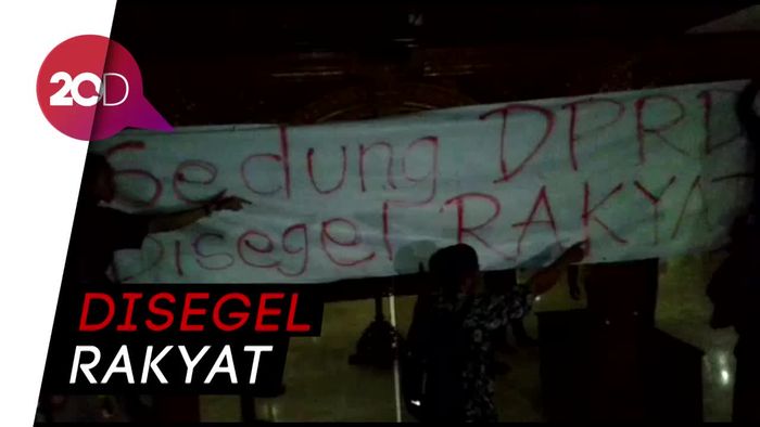 Massa #SemarangMelawan Segel Gedung DPRD Jateng
