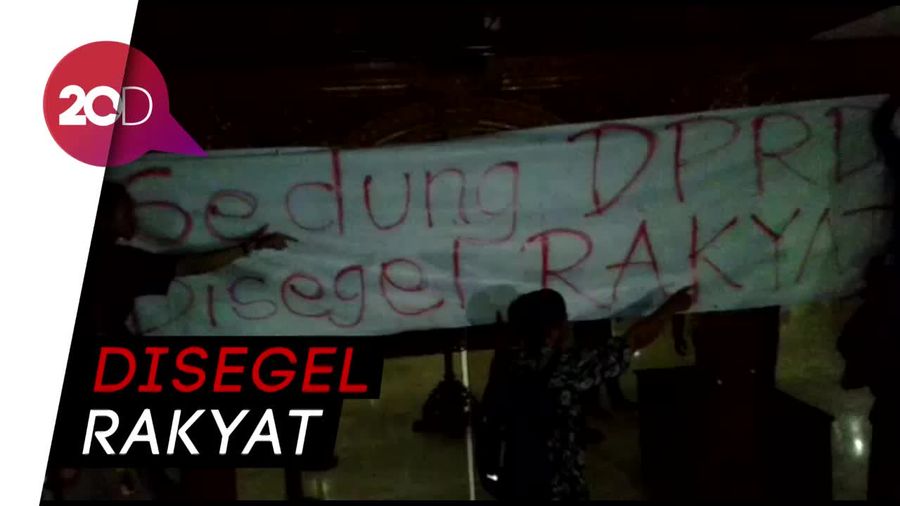 Massa #SemarangMelawan Segel Gedung DPRD Jateng