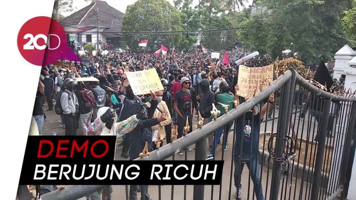 Bentrok di DPRD Jabar, Gas Air Mata Dibalas Lemparan Batu