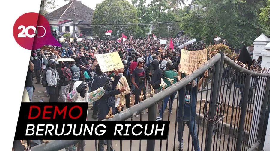 Bentrok di DPRD Jabar, Gas Air Mata Dibalas Lemparan Batu