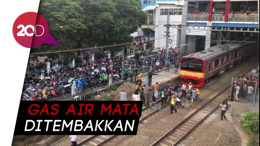 Bentrokan Pecah di Belakang DPR, Massa Berhamburan ke St Palmerah