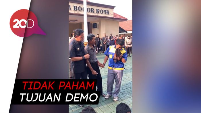 Petani Bogor Ini Semprot Anaknya yang Hendak Demo