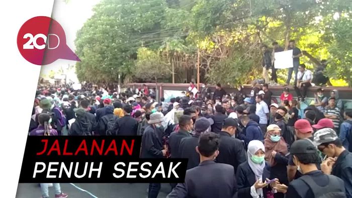 Gegap Gempita Massa di Aksi Gejayan Memanggil