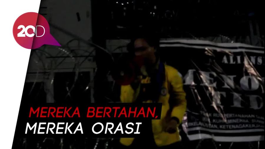 Hingga Malam Ini, Massa Masih Bertahan di Depan DPRD Sulsel