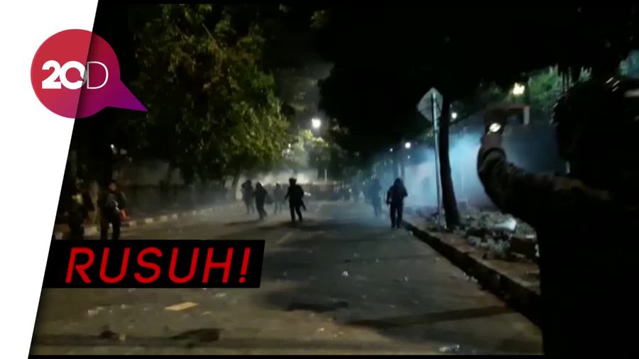 Hujan Petasan Vs Barikade Polisi di Kawasan Stasiun Palmerah!