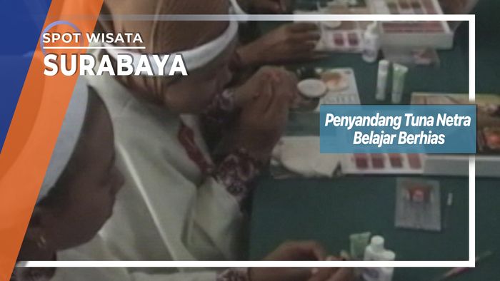 Penyandang Tuna Netra Belajar Berhias, Surabaya   