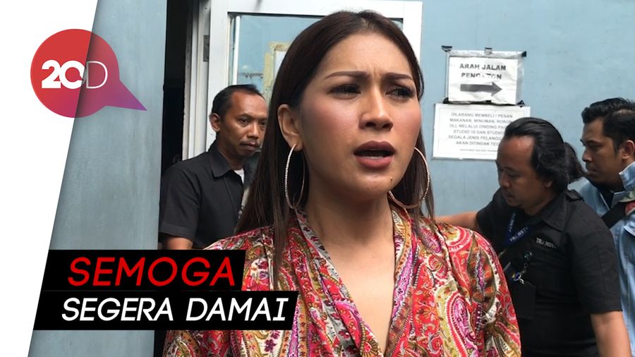 Demo Tak Kunjung Reda Buat Tata Janeeta Sedih dan Takut