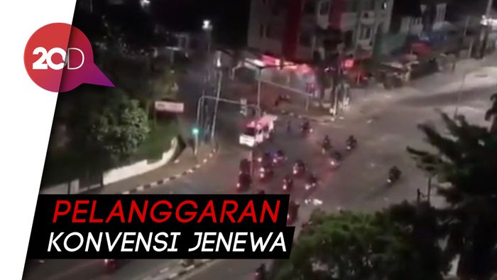 Detik-detik Ambulans Ditembak Gas Air Mata