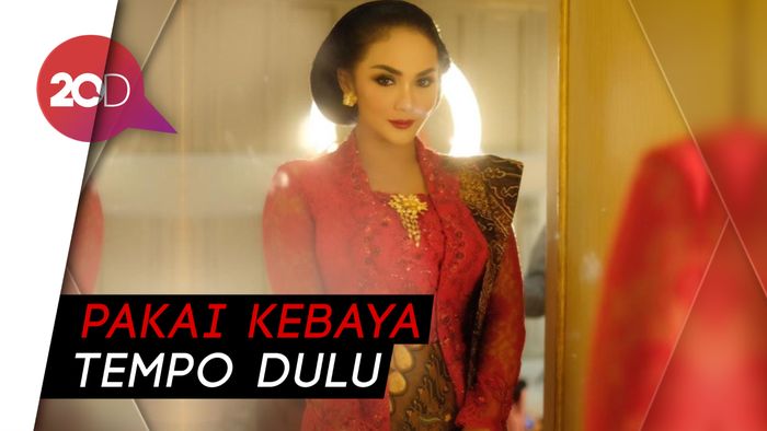 Gaya Krisdayanti Berkebaya Merah di Pelantikan Anggota DPR RI