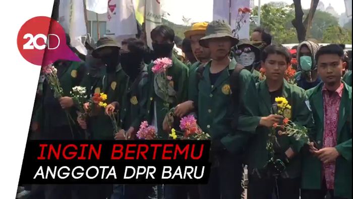 Mahasiswa Kembali Beraksi di Sekitar Gedung DPR