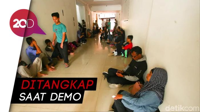 Tangis Orang Tua Jemput Anaknya di Polda