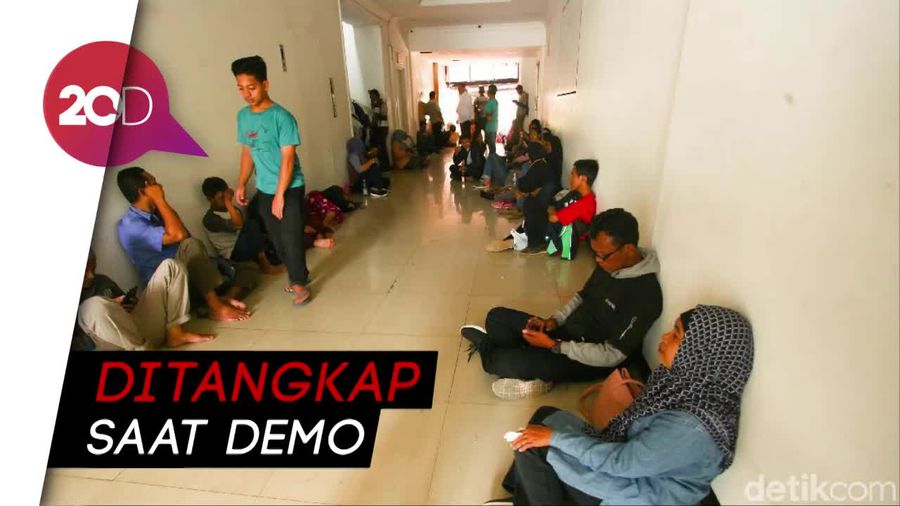 Tangis Orang Tua Jemput Anaknya di Polda