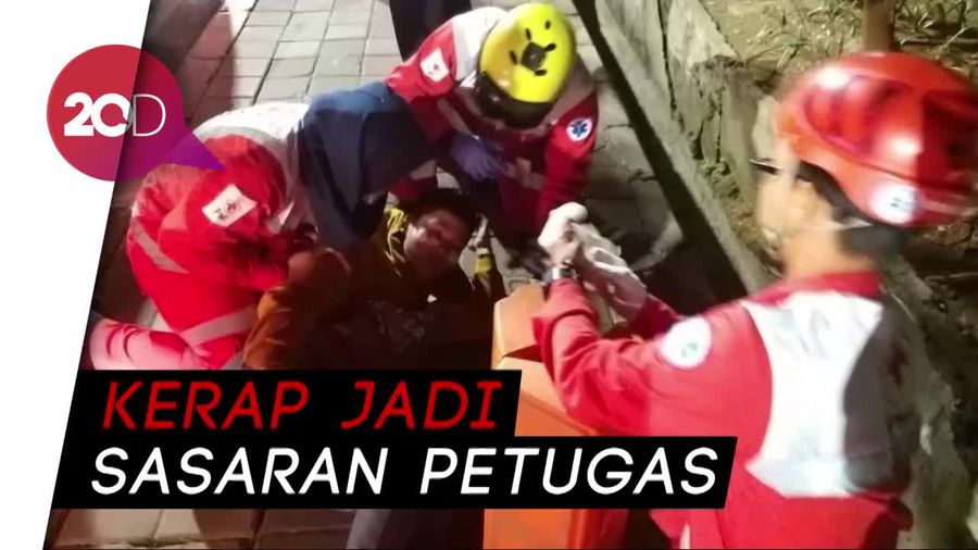 Aksi Petugas Kemanusiaan di Tengah Kericuhan