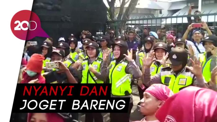Demo Adem, Buruh dan Polisi Flashmob Entah Apa yang Merasukimu