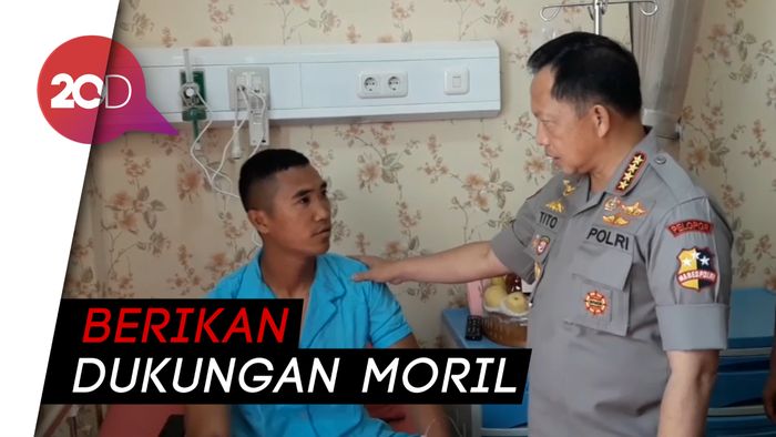 Kapolri Jenguk Polisi yang Jadi Korban Kericuhan Demo DPR
