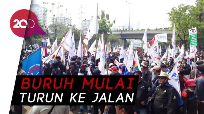 Buruh Mulai Padati Jalan Gatot Subroto, Siap Gelar Unjuk Rasa